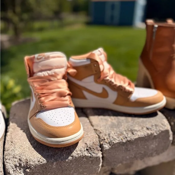 Nike Wmns Air Jordan 1 Retro High OG 'Praline' - Picture 1 of 4